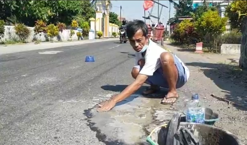 Luar Biasa, Pemulung Lumpuh di Blitar Sisihkan Uang untuk Tambal Jalan Berlubang 
