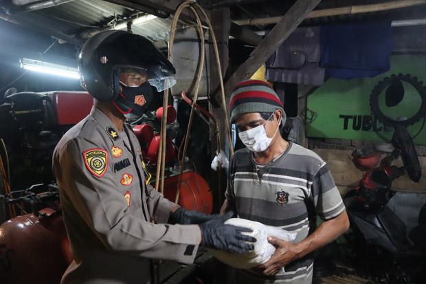  Terdampak PPKM Darurat, Penambal Ban Terima Bantuan dari Polisi