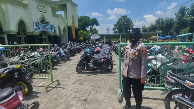 Cegah Curanmor, Polwan di Agam Jadi Tukang Parkir di Masjid