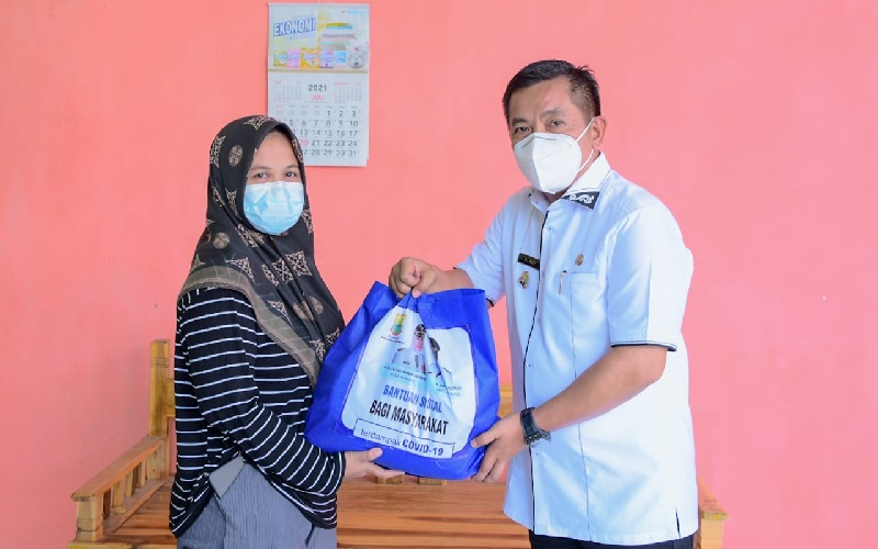 4.000 Paket Sembako Dibagikan untuk Warga Karawang yang Sedang Isoman