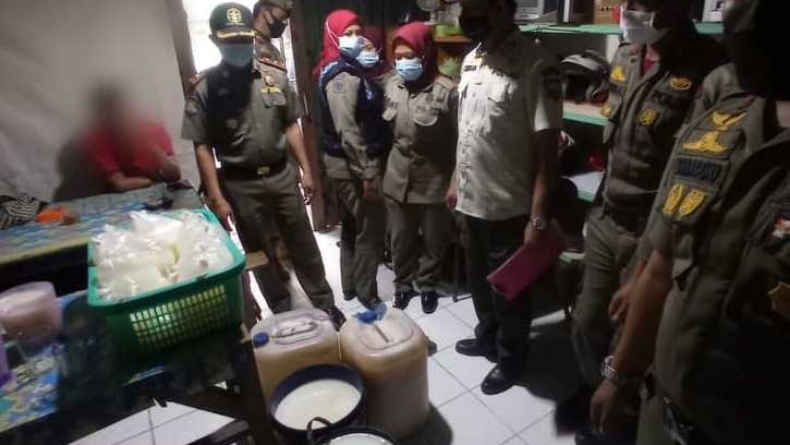 Satpol PP Padang Panjang Gerebek Rumah Pasutri, Puluhan Liter Tuak Disita