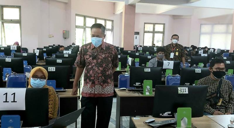 title Diikuti 14.081 Peserta, Ujian Seleksi Mandiri Unnes Digelar Online dengan Pengawasan Ketat Diikuti 14.081 Peserta, Ujian Seleksi Mandiri Unnes Digelar Online dengan Pengawasan Ketat