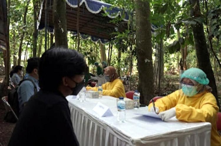 Vaksinasi Covid-19 bagi Mahasiswa UGM Dilaksanakan di Tengah Hutan 