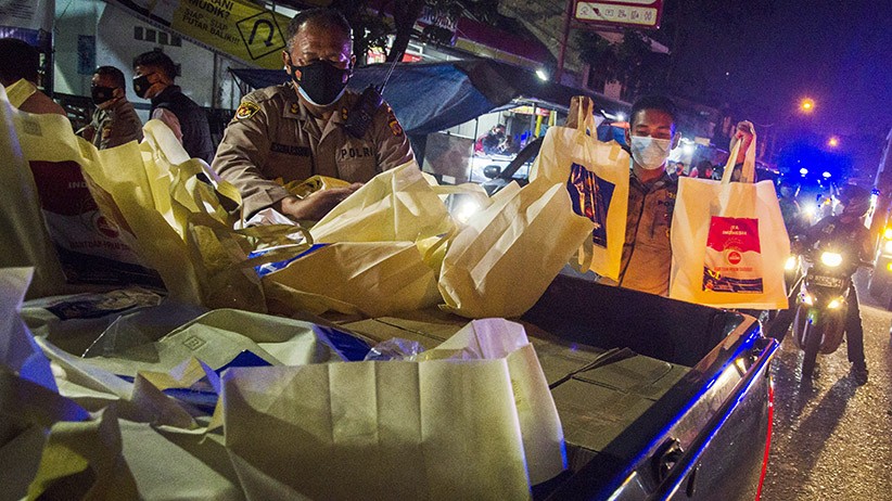 TNI-Polri Sebar Ratusan Paket Sembako untuk Warga Bandung - Bagian 2