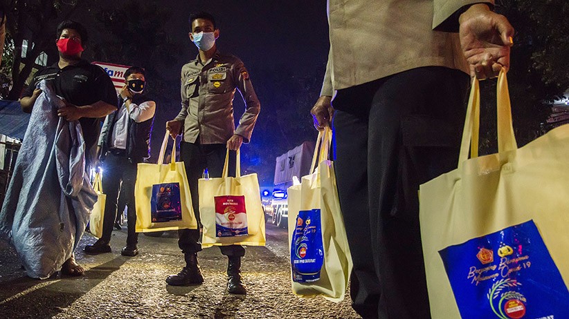 TNI-Polri Sebar Ratusan Paket Sembako untuk Warga Bandung - Bagian 1