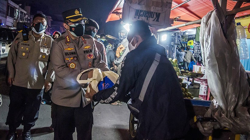 TNI-Polri Sebar Ratusan Paket Sembako untuk Warga Bandung - Bagian 3