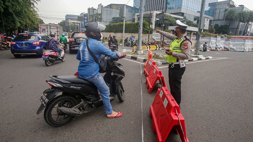 Kawat Berduri Dipasang untuk Antisipasi Unjuk Rasa Tolak Perpanjangan PPKM - Bagian 3