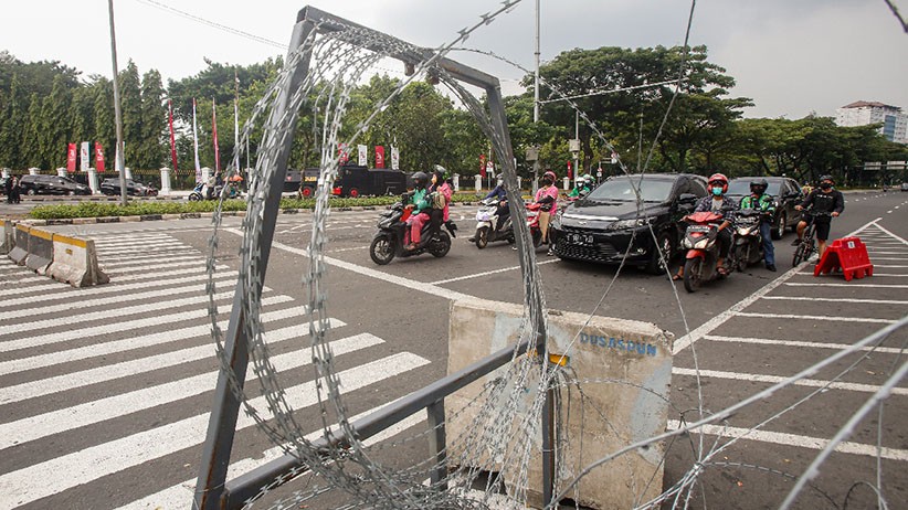 Kawat Berduri Dipasang untuk Antisipasi Unjuk Rasa Tolak Perpanjangan PPKM - Bagian 1