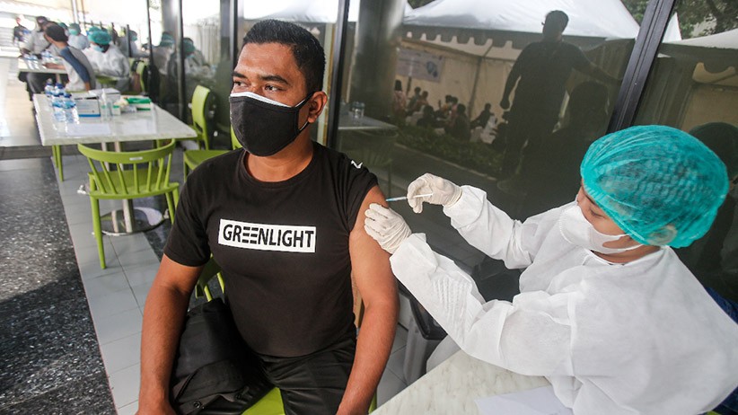 Antusiasme Warga Ikuti Vaksinasi Covid-19 di MNC Center - Bagian 3