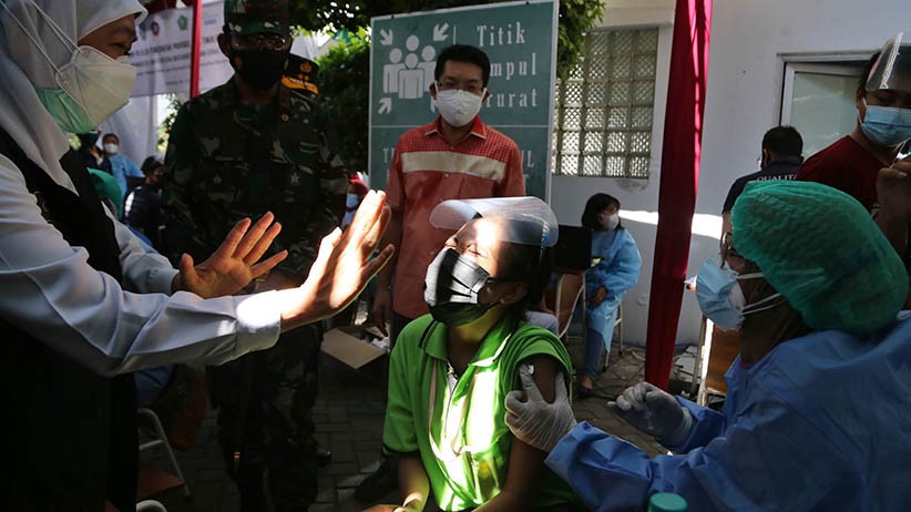 Takut Jarum Suntik, Buruh Ini Tarik Tongkat Komando Kapolda Jatim saat Vaksinasi - Bagian 3