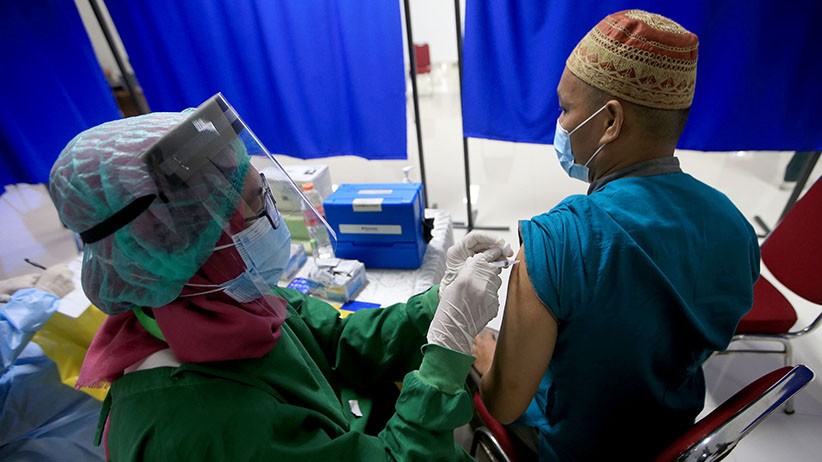 Kamrussamad Hadiri Peresmian Sentra Vaksinasi bersama OJK dan Perbarindo - Bagian 4