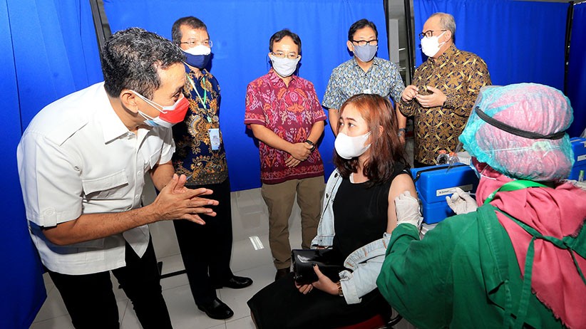 Kamrussamad Hadiri Peresmian Sentra Vaksinasi bersama OJK dan Perbarindo - Bagian 1