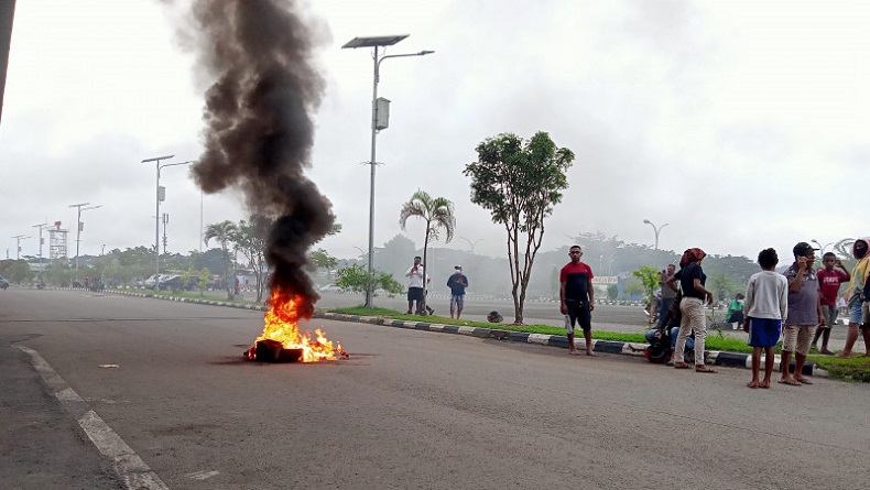 title Pemulangan Jenazah Jimmy Demianus ke Sorong, Massa Sempat Bakar Ban di Bandara Pemulangan Jenazah Jimmy Demianus ke Sorong, Massa Sempat Bakar Ban di Bandara