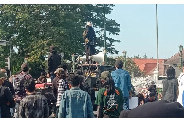 title   Massa di Yogyakarta Desak Pemerintah Terapkan UU Kekarantinaan   Massa di Yogyakarta Desak Pemerintah Terapkan UU Kekarantinaan
