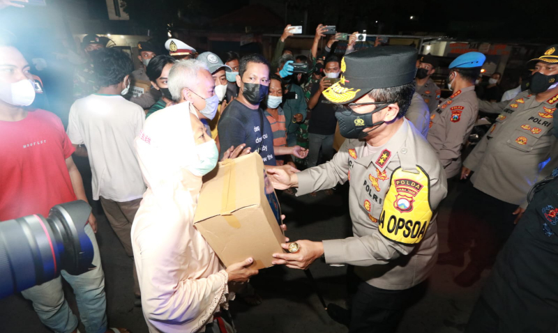 Blusukan Malam, Kapolda Jatim Bagikan Bansos kepada Pedagang dan Warga
