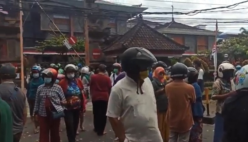title Termakan Hoaks, Puluhan Warga Denpasar Kecewa Tak Dapat Sembako Termakan Hoaks, Puluhan Warga Denpasar Kecewa Tak Dapat Sembako