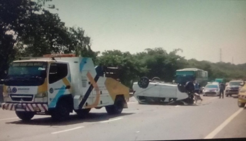 Minibus Terbalik di Tol Cipularang Purwakarta, 2 Tewas 4 Luka-Luka