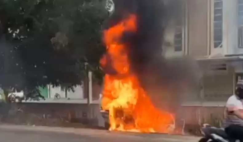 Mobil Hangus Terbakar di Percut Seituan, Sopir Panik Melarikan Diri