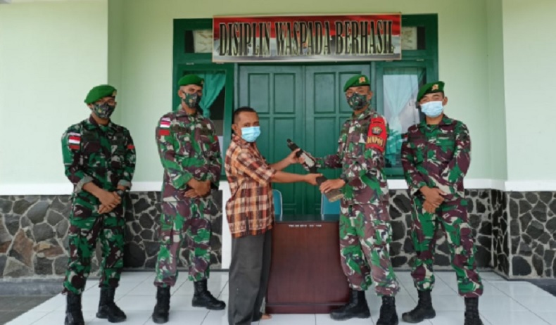 Warga di Perbatasan Malaysia Sukarela Serahkan Senpi Rakitan ke TNI