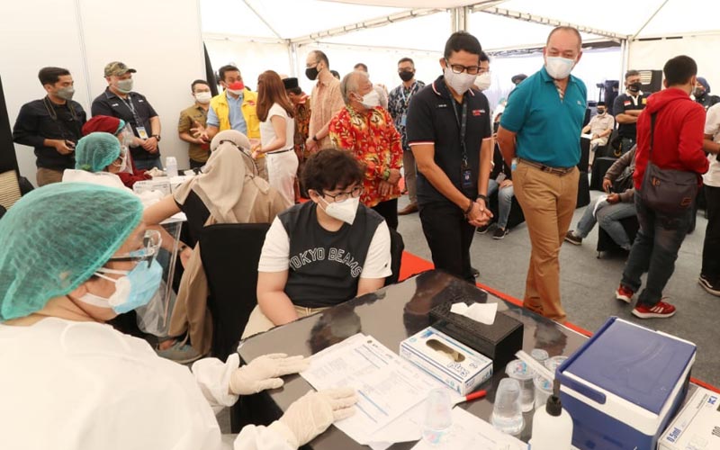 Sandiaga Uno Tinjau Sentra Vaksin Covid-19 di MNC Studio Kebon Jeruk  - Bagian 2