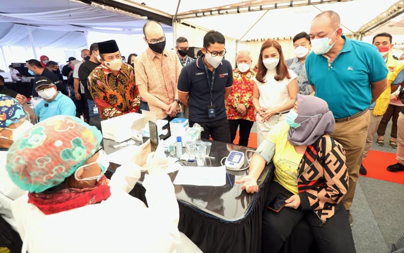 Sandiaga Uno Tinjau Sentra Vaksin Covid-19 di MNC Studio Kebon Jeruk  - Bagian 1