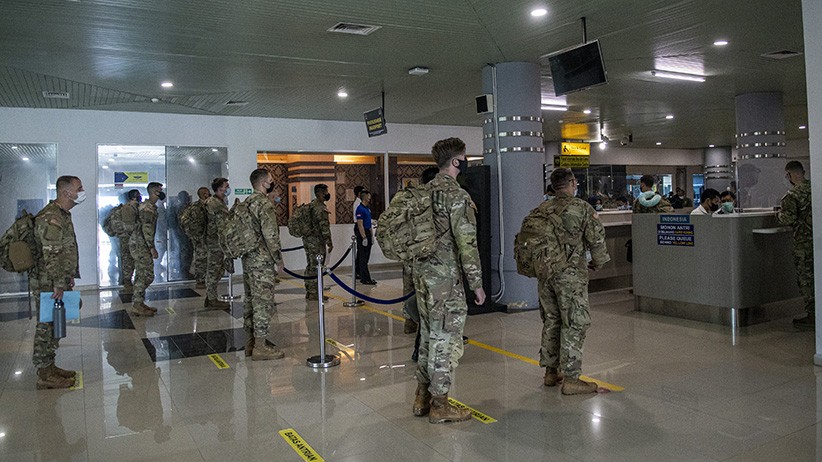 Tentara Amerika Jalani Swab Test PCR saat Tiba di Palembang - Bagian 1