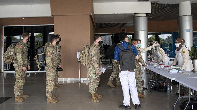 Tentara Amerika Jalani Swab Test PCR saat Tiba di Palembang - Bagian 3