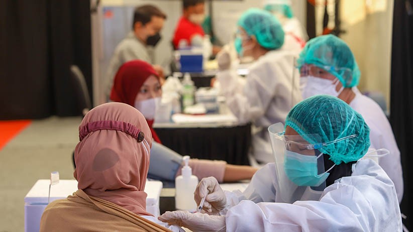 Ribuan Orang Datangi Sentra Vaksinasi MNC Peduli dan Kemenparekraf di Kebon Jeruk - Bagian 4