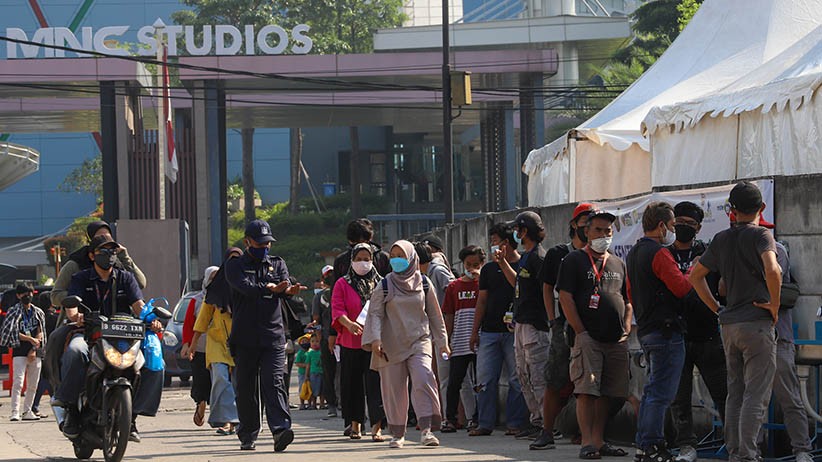 Ribuan Orang Datangi Sentra Vaksinasi MNC Peduli dan Kemenparekraf di Kebon Jeruk - Bagian 3