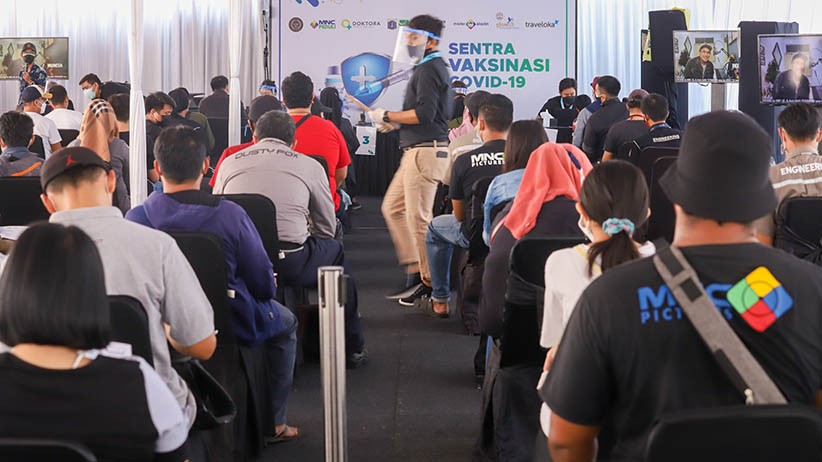 Ribuan Orang Datangi Sentra Vaksinasi MNC Peduli dan Kemenparekraf di Kebon Jeruk - Bagian 1