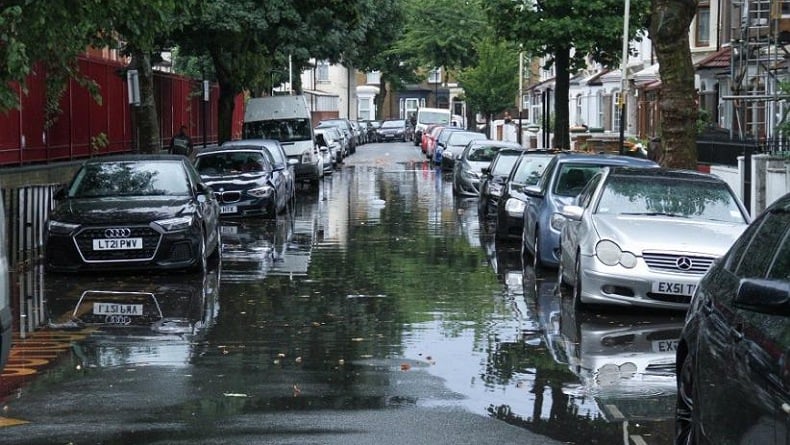 Banjir Besar Terjang London, di Jalanan Banyak Kendaraan Terendam Air