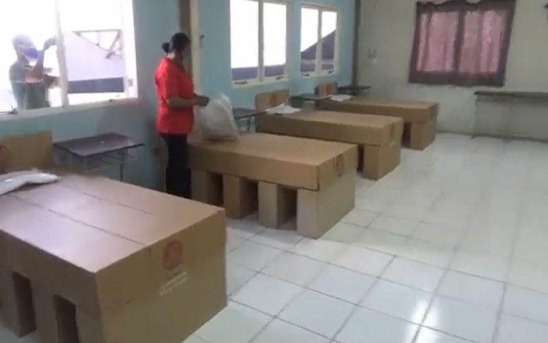Bed Tempat Isolasi Pasien Covid-19 di Surabaya Terbuat dari Kardus