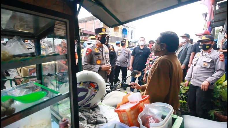 Kapolda Aceh Bagikan Sembako untuk Warga dan Pedagang Kecil