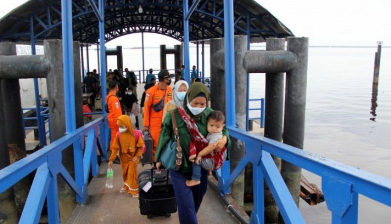 title Aturan Penyeberangan Sopir Logistik di Tanjung Kalian, Wajib Vaksin dan Negatif Covid-19 Aturan Penyeberangan Sopir Logistik di Tanjung Kalian, Wajib Vaksin dan Negatif Covid-19