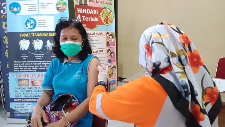 Ratusan Warga Bangka Tengah Antusias Ikuti Vaksinasi Dosis Kedua