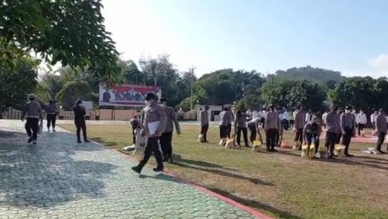 Polisi di Bangka Selatan Gotong Royong Sumbang Sembako untuk Warga Terpapar Covid-19