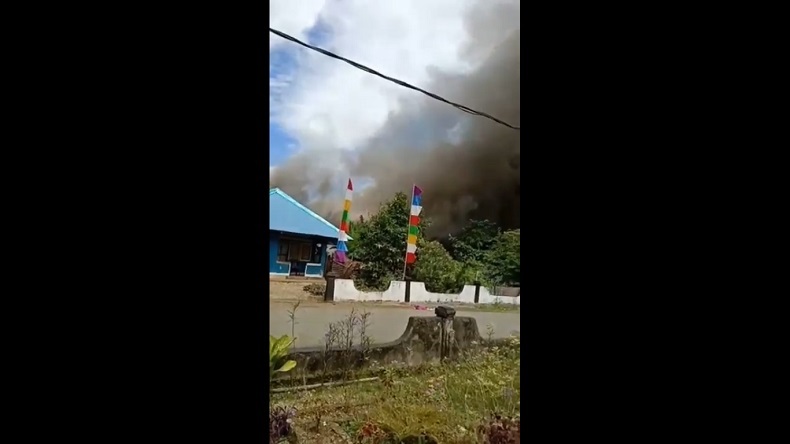 Pengukuhan Raja di Desa Tetoat Malra Ricuh, Warga Bakar Rumah  