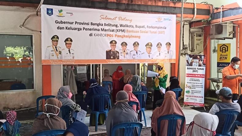 title BST Rp300.000 Cair, Warga Mengantre di Kantor Pos Pangkalpinang BST Rp300.000 Cair, Warga Mengantre di Kantor Pos Pangkalpinang