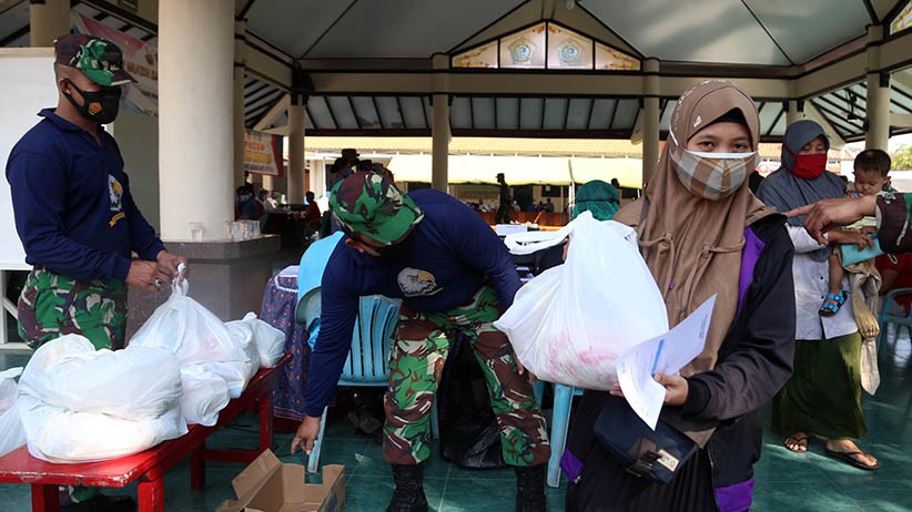 Asyik, Warga Sidoarjo Dapat Sembako usai Vaksinasi di Lanud Muljono - Bagian 5