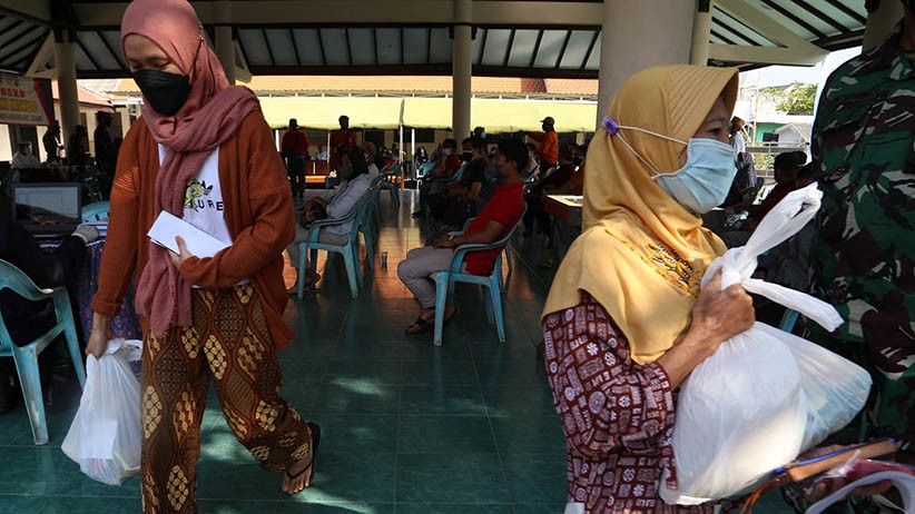 Asyik, Warga Sidoarjo Dapat Sembako usai Vaksinasi di Lanud Muljono - Bagian 4