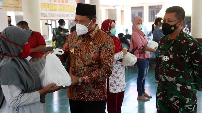 Asyik, Warga Sidoarjo Dapat Sembako usai Vaksinasi di Lanud Muljono - Bagian 1
