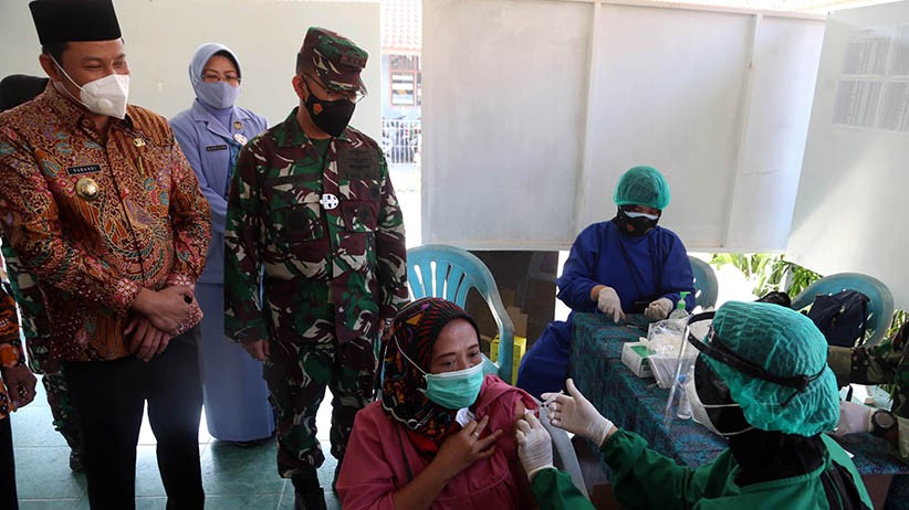 Asyik, Warga Sidoarjo Dapat Sembako usai Vaksinasi di Lanud Muljono - Bagian 2