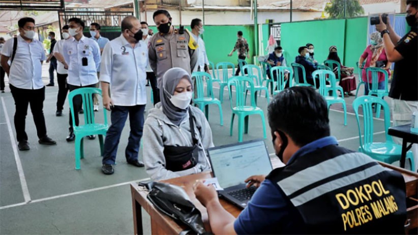 Ketua DPD LaNyalla Tinjau Vaksinasi di Polres Malang - Bagian 1