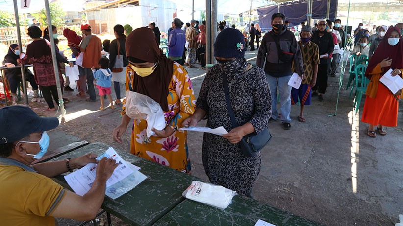 Antrean Panjang Pengambilan Bantuan Sosial Tunai di Surabaya - Bagian 2