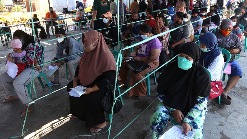 Antrean Panjang Pengambilan Bantuan Sosial Tunai di Surabaya - Bagian 4