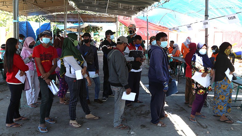 Antrean Panjang Pengambilan Bantuan Sosial Tunai di Surabaya - Bagian 3