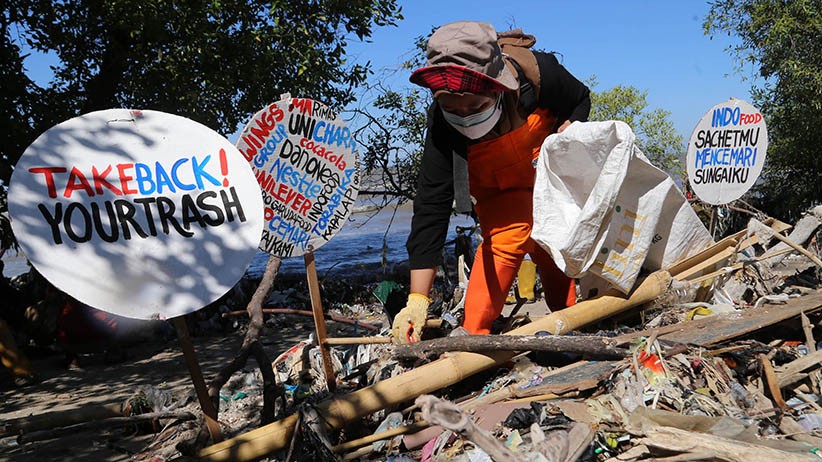 1 Ton Sampah Plastik Cemari Pantai Timur Surabaya - Bagian 2