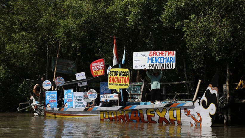 1 Ton Sampah Plastik Cemari Pantai Timur Surabaya - Bagian 3