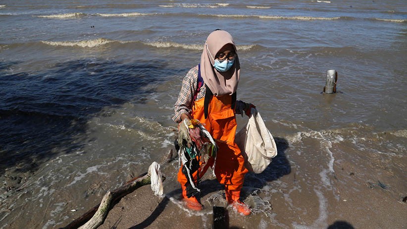 1 Ton Sampah Plastik Cemari Pantai Timur Surabaya - Bagian 5