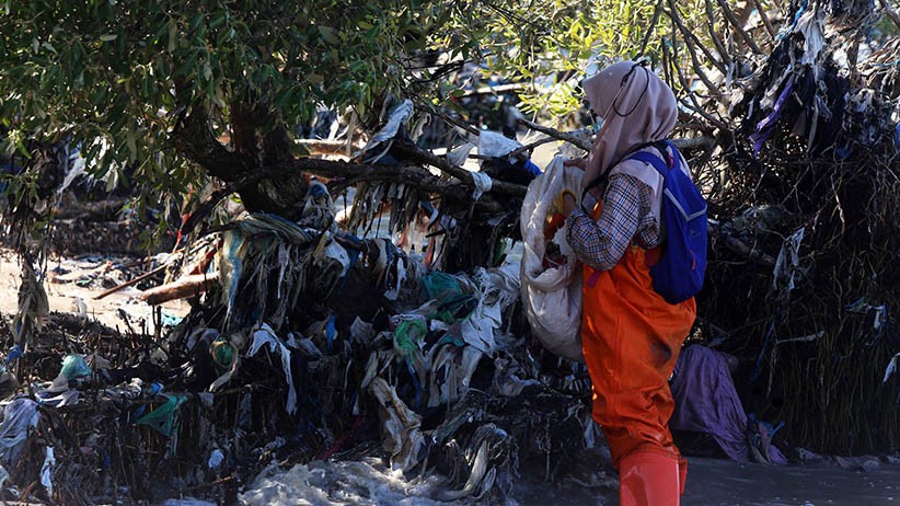 1 Ton Sampah Plastik Cemari Pantai Timur Surabaya - Bagian 4